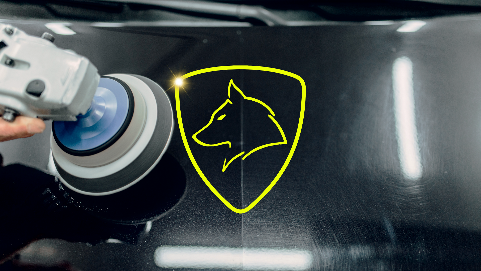 Polissage de carrosserie automobile avant/après : suppression des micro-rayures à la polisseuse orbitale.