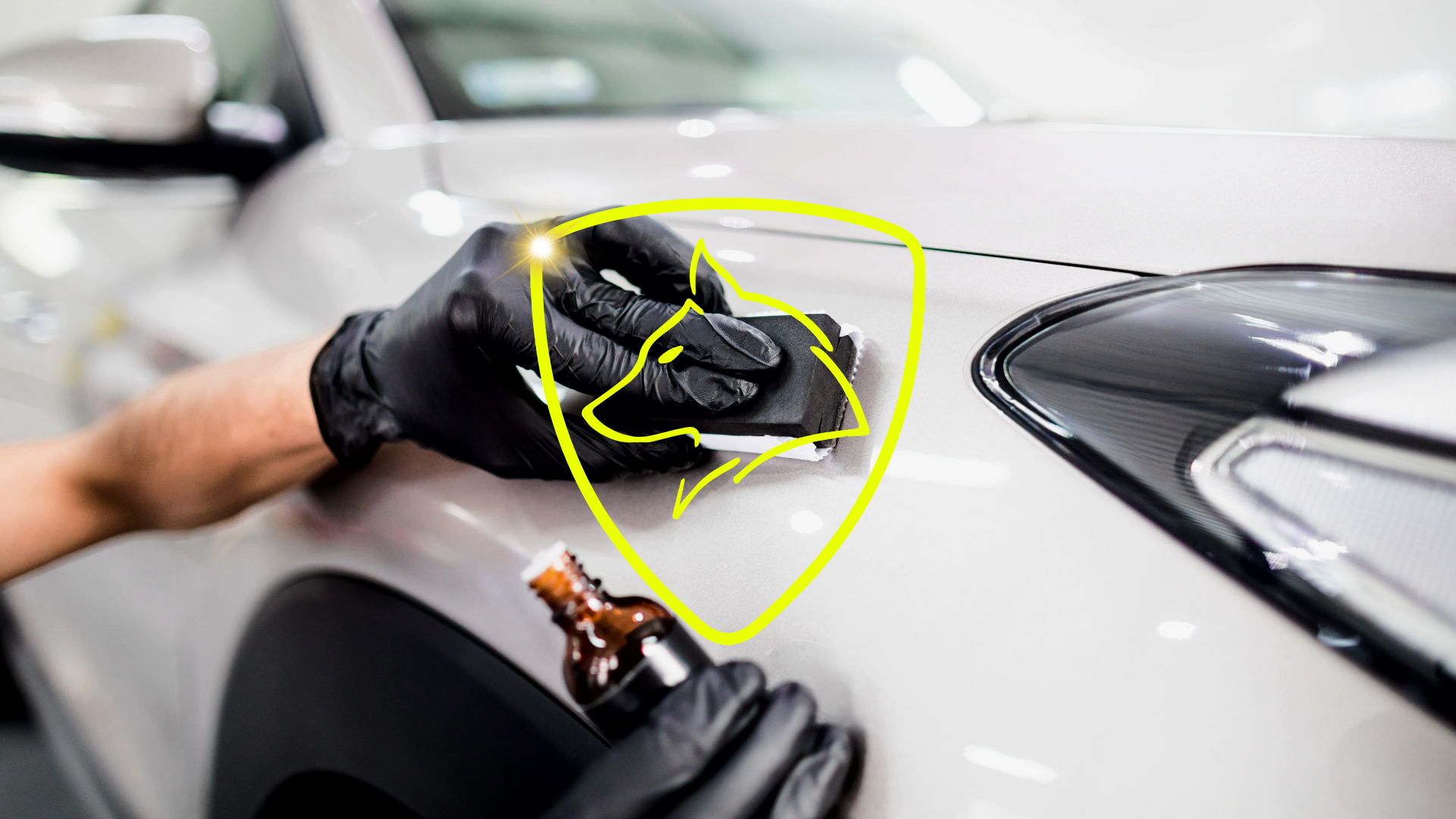 Application manuelle précise d'un revêtement céramique protecteur sur une carrosserie noire pour un effet miroir durable et hydrophobe.