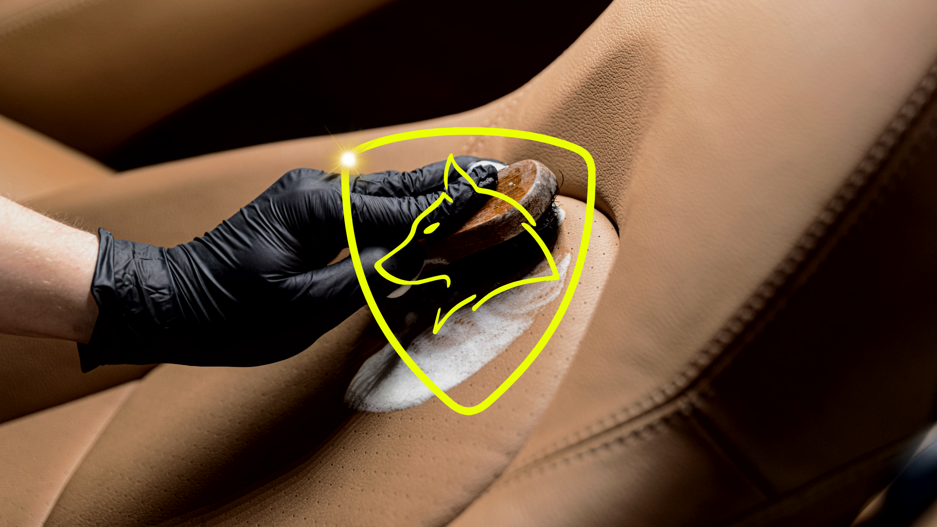 Nettoyage et dégraissage de sièges en cuir automobile avec brosse souple et nettoyant spécialisé.